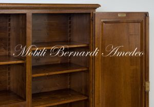Credenza dispensa da cucina realizzata in legno massello di noce stile classico