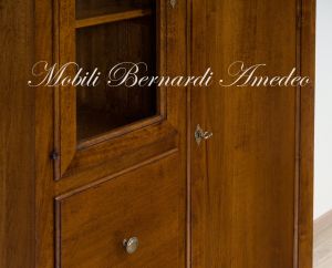 Credenza dispensa da cucina realizzata in legno massello di noce stile classico