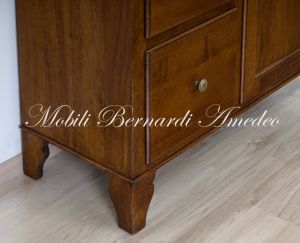 Credenza dispensa da cucina realizzata in legno massello di noce stile classico