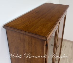 Credenza dispensa da cucina realizzata in legno massello di noce stile classico