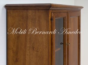 Credenza dispensa da cucina realizzata in legno massello di noce stile classico