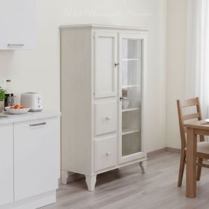 Mobile da cucina dispensa con ante e cassetti costruito in legno con finitura laccata colore bianco