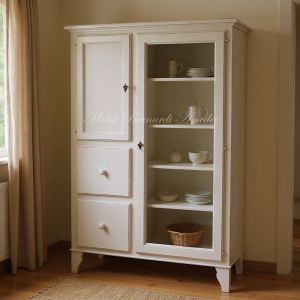 Mobile da cucina dispensa con ante e cassetti costruito in legno con finitura laccata colore bianco