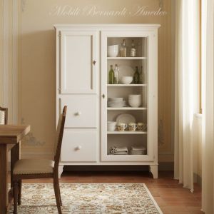 Mobile da cucina dispensa con ante e cassetti costruito in legno con finitura laccata colore bianco