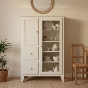 Mobile da cucina dispensa con ante e cassetti costruito in legno con finitura laccata colore bianco