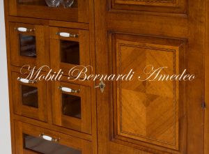 Mobile dispensa da cucina o soggiorno in legno di noce intarsiato