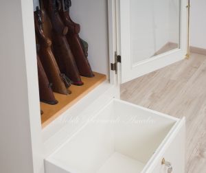 Fuciliera in legno massello stile classico con 1 anta con vetro e finitura colore bianco anticato
