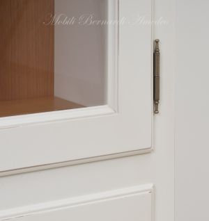 Fuciliera in legno massello stile classico con 1 anta con vetro e finitura colore bianco anticato