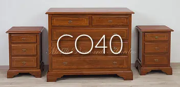 Cassettone e comodini in noce massiccio con intarsio e gambe a mensola