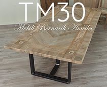 Tavolo con piano in legno intarsiato e gambe in metallo
