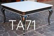 Tavolo quadrato allungabile laccato con gambe curve intagliate Tavolo quadrato allungabile laccato con gambe curve intagliate