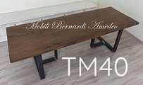 Tavolo con piano in legno di noce e gambe in metallo