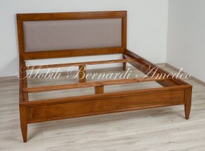 Letto classico matrimoniale in legno massiccio con pannello imbottito e rivestito con tessuto