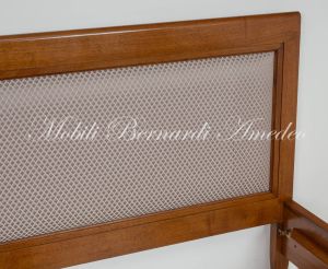 Letto classico matrimoniale in legno massiccio con pannello imbottito e rivestito con tessuto