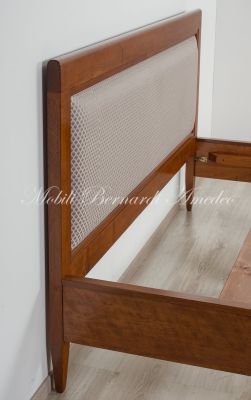 Letto classico matrimoniale in legno massiccio con pannello imbottito e rivestito con tessuto
