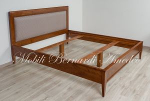 Letto classico matrimoniale in legno massiccio con pannello imbottito e rivestito con tessuto