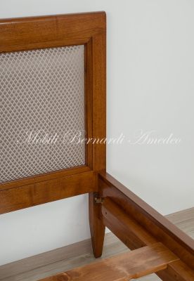 Letto classico matrimoniale in legno massiccio con pannello imbottito e rivestito con tessuto