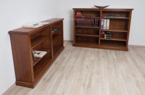Mobili libreria bassi a giorno in stile classico con ripiani spostabili