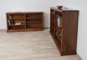 Mobili libreria bassi a giorno in stile classico con ripiani spostabili