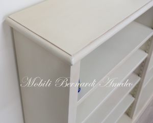 Mobile libreria con ripiani spostabili realizzata artigianalmente e laccata bianco