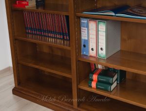 Scaffalatura libreria in legno stile classico con ripiani spostabili