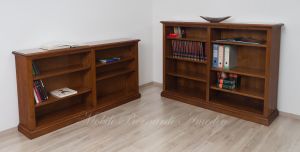 Mobili libreria bassi a giorno in stile classico con ripiani spostabili