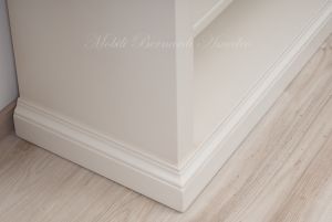 Piccola libreria in legno stile classico con finitura laccata bianco