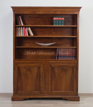 Libreria stile classico realizzata artigianalmente utilizzando legname antico di noce con ante e ripiani spostabili