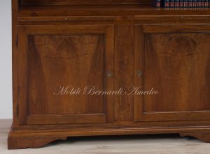 Libreria stile classico realizzata artigianalmente utilizzando legname antico di noce con ante e ripiani spostabili