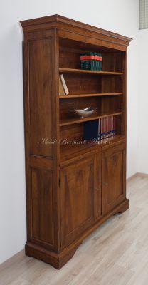Libreria stile classico realizzata artigianalmente utilizzando legname antico di noce con ante e ripiani spostabili