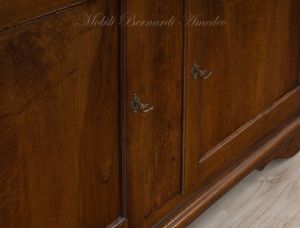 Libreria stile classico realizzata artigianalmente utilizzando legname antico di noce con ante e ripiani spostabili