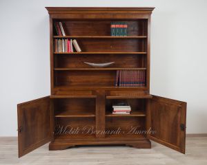 Libreria stile classico realizzata artigianalmente utilizzando legname antico di noce con ante e ripiani spostabili