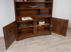 Libreria stile classico realizzata artigianalmente utilizzando legname antico di noce con ante e ripiani spostabili