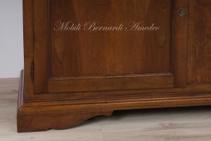 Libreria stile classico realizzata artigianalmente utilizzando legname antico di noce con ante e ripiani spostabili