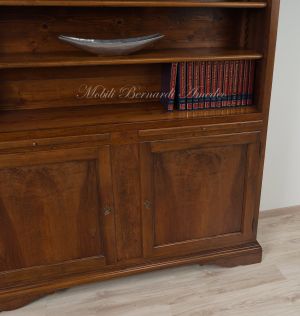 Libreria stile classico realizzata artigianalmente utilizzando legname antico di noce con ante e ripiani spostabili