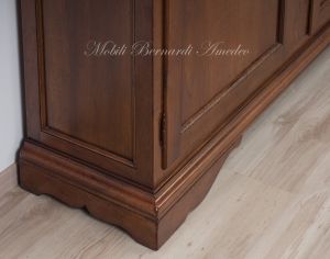 Libreria stile classico realizzata artigianalmente utilizzando legname antico di noce con ante e ripiani spostabili