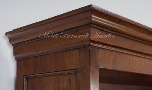 Libreria stile classico realizzata artigianalmente utilizzando legname antico di noce con ante e ripiani spostabili