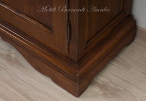 Libreria stile classico realizzata artigianalmente utilizzando legname antico di noce con ante e ripiani spostabili