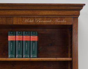Libreria stile classico realizzata artigianalmente utilizzando legname antico di noce con ante e ripiani spostabili