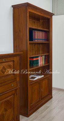 Libreria stile classico costruita in legno di noce con 2 ante e ripiani di grosso spessore