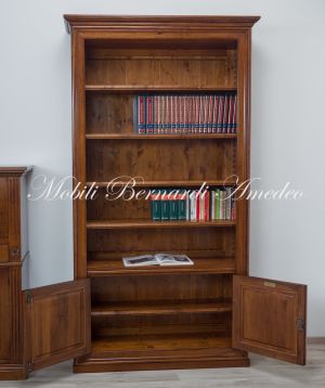 Libreria stile classico costruita in legno di noce con 2 ante e ripiani di grosso spessore