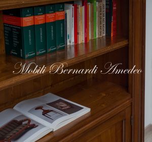 Libreria stile classico costruita in legno di noce con 2 ante e ripiani di grosso spessore