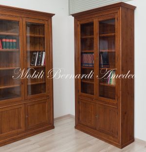 Librerie da studio o soggiorno in legno massello di noce con ante chiuse e a vetro