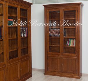 Librerie da studio o soggiorno in legno massello di noce con ante chiuse e a vetro