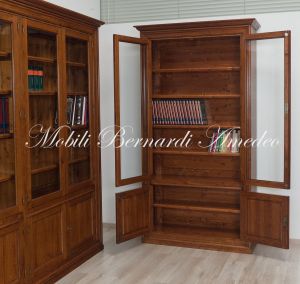 Librerie da studio o soggiorno in legno massello di noce con ante chiuse e a vetro