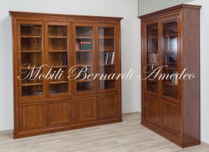 Librerie da studio o soggiorno in legno massello di noce con ante chiuse e a vetro