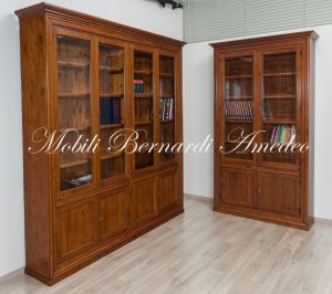 Librerie da studio o soggiorno in legno massello di noce con ante chiuse e a vetro