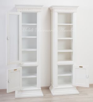 Piccola libreria stile classico contemporaneo con 1 anta chiusa e 1 anta a vetro finitura colore bianco