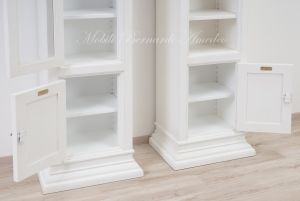 Piccola libreria stile classico contemporaneo con 1 anta chiusa e 1 anta a vetro finitura colore bianco