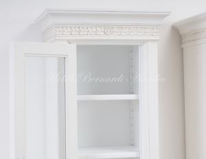 Piccola libreria stile classico contemporaneo con 1 anta chiusa e 1 anta a vetro finitura colore bianco